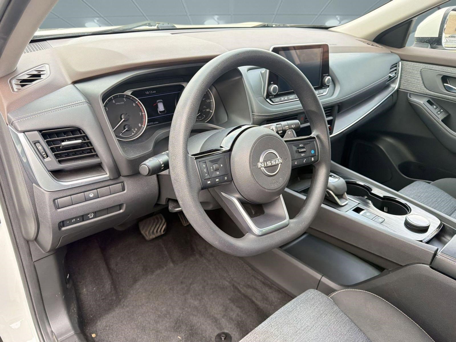 Used 2023 Nissan Rogue SV image 4