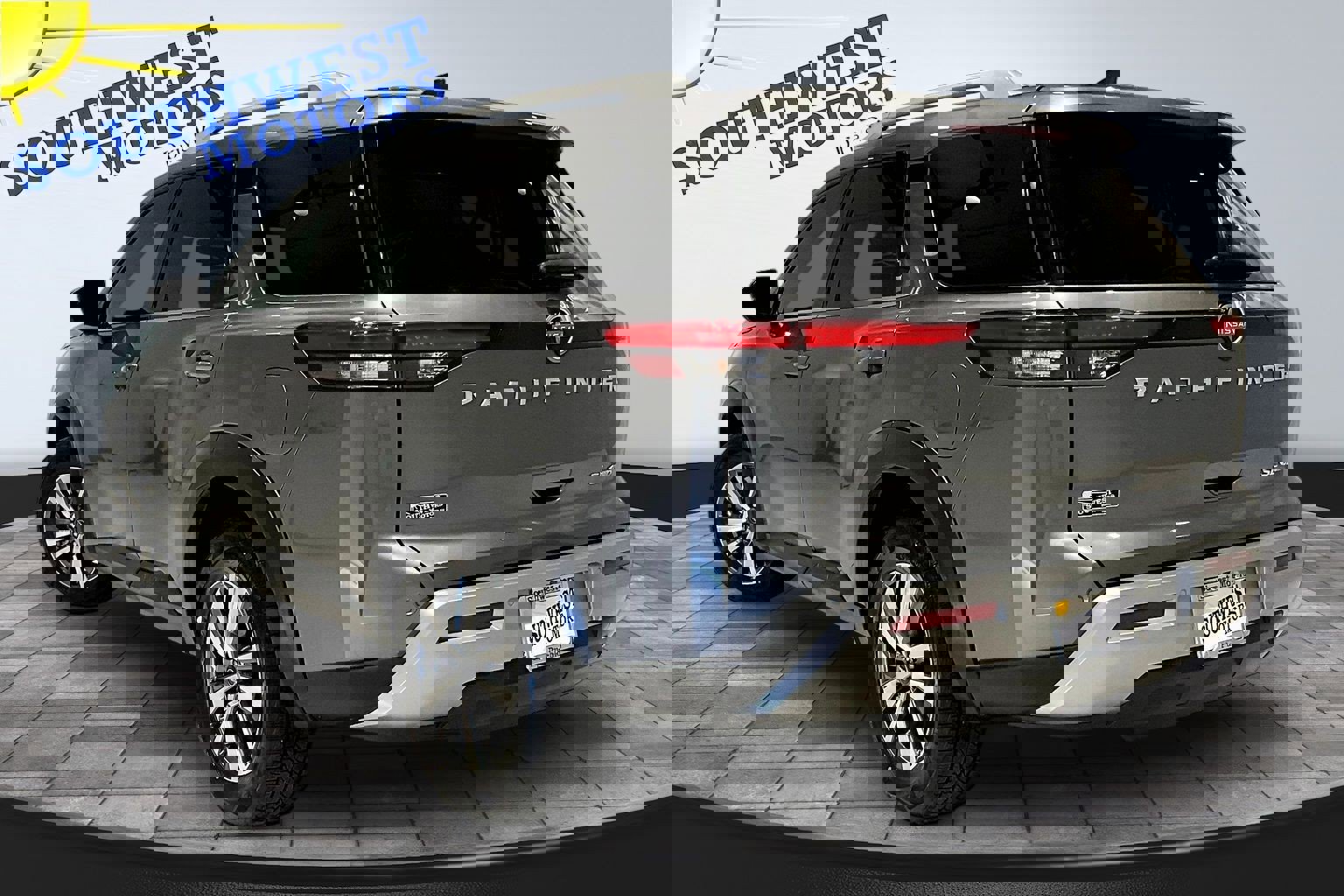 Used 2025 Nissan Pathfinder SL image 4