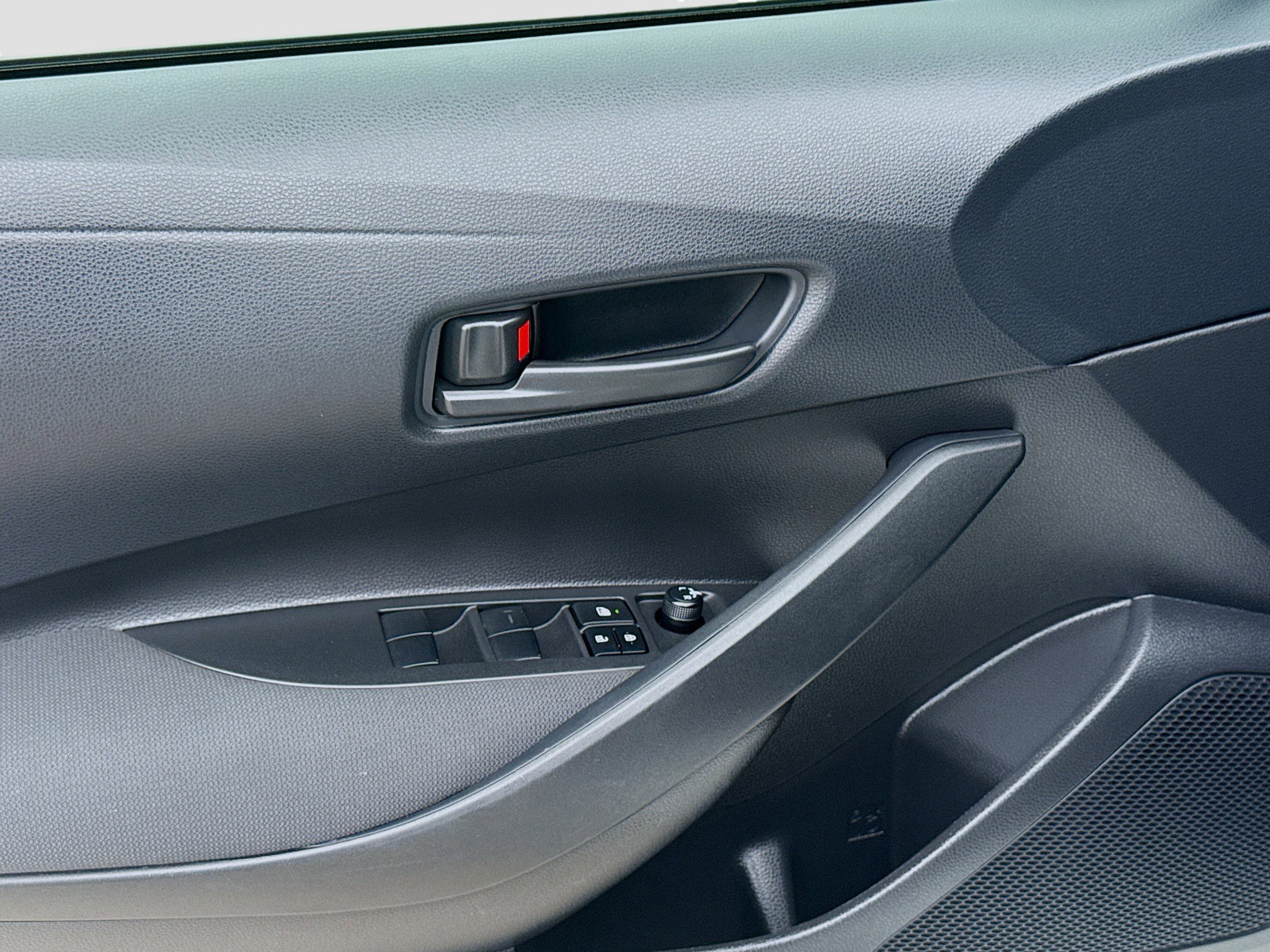 Used 2025 Toyota Corolla LE w/ Convenience Package image 16