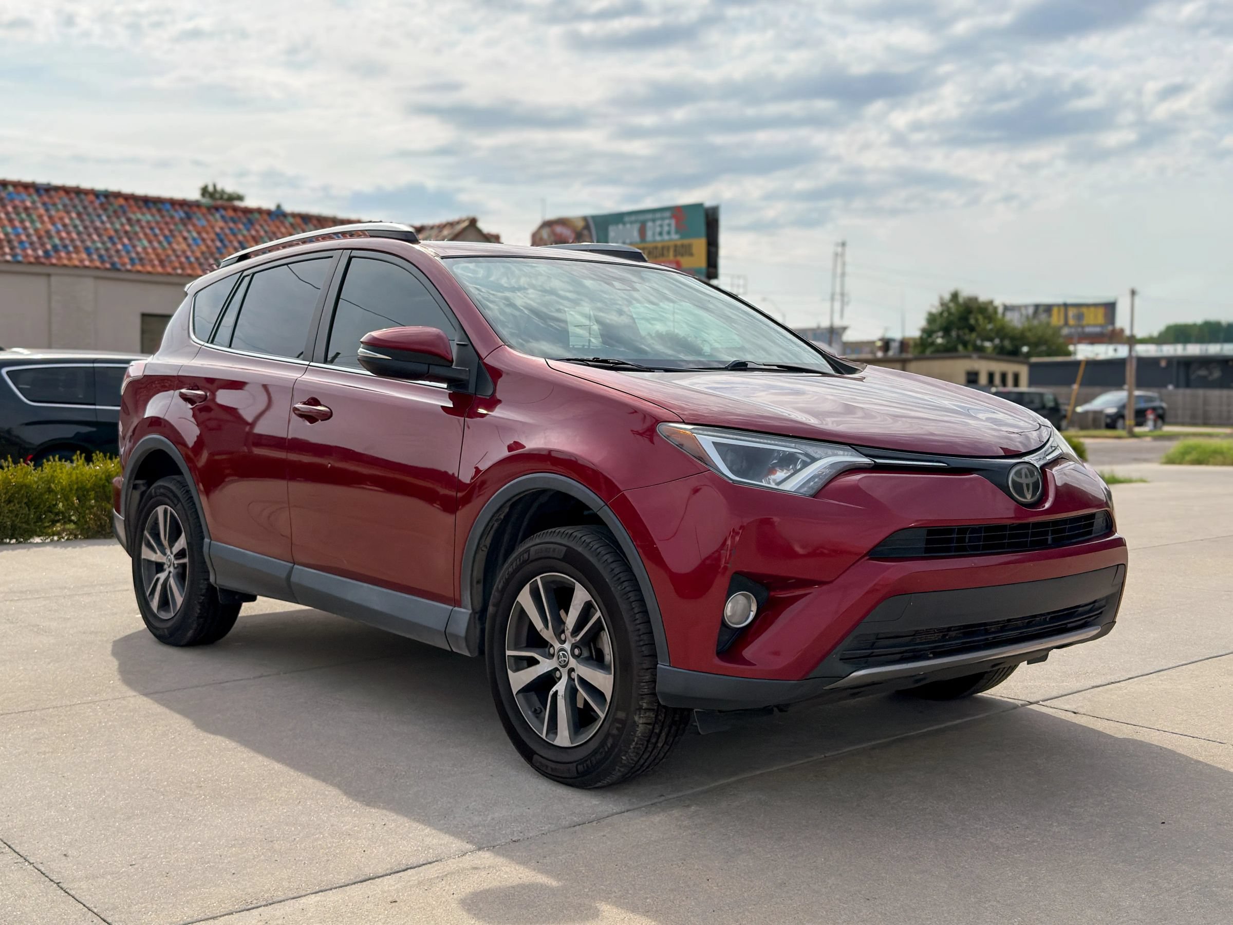 Used 2018 Toyota RAV4 XLE FWD image 1
