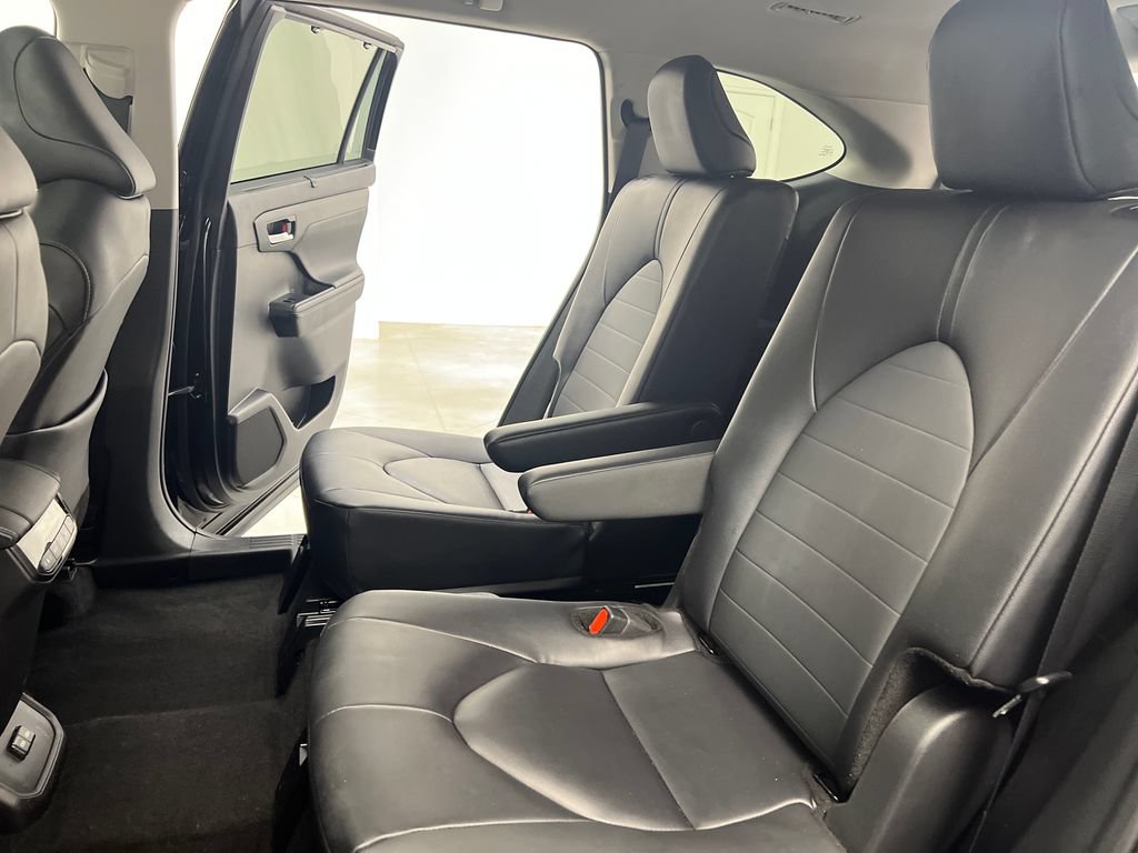 Used 2025 Toyota Highlander XLE FWD image 16