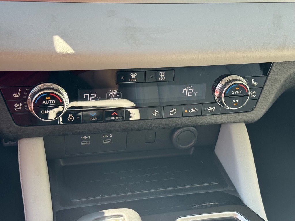 Used 2025 Mitsubishi Outlander AWD image 33