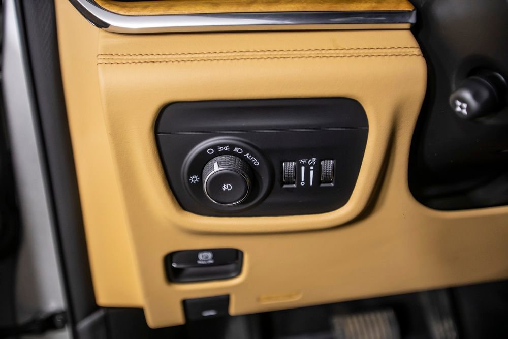 Used 2025 Jeep Grand Cherokee L Summit AWD/4WD image 28