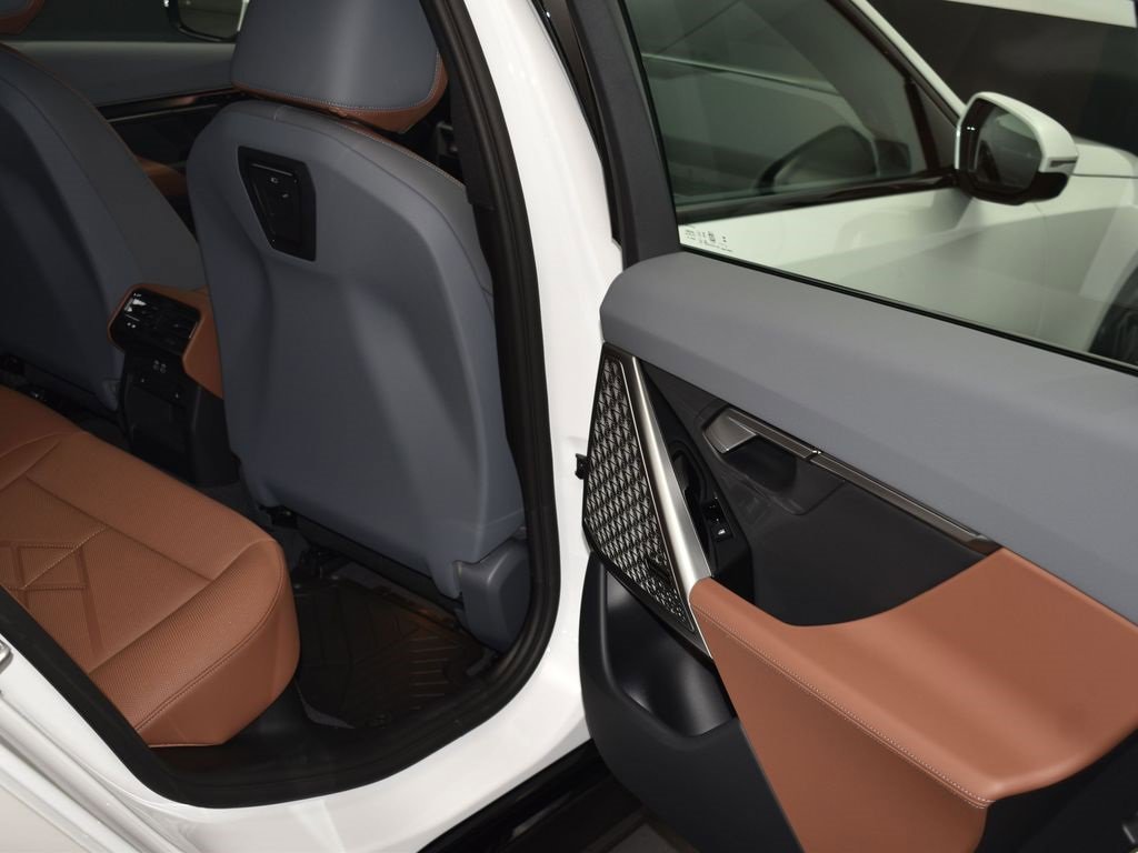 New 2026 BMW 550e xDrive w/ Premium Package image 16