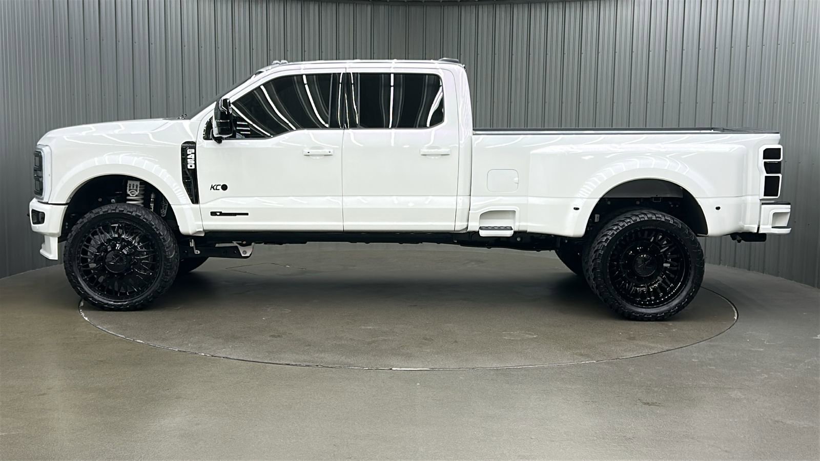 Used 2025 Ford F450 Platinum w/ FX4 Off-Road Package image 2