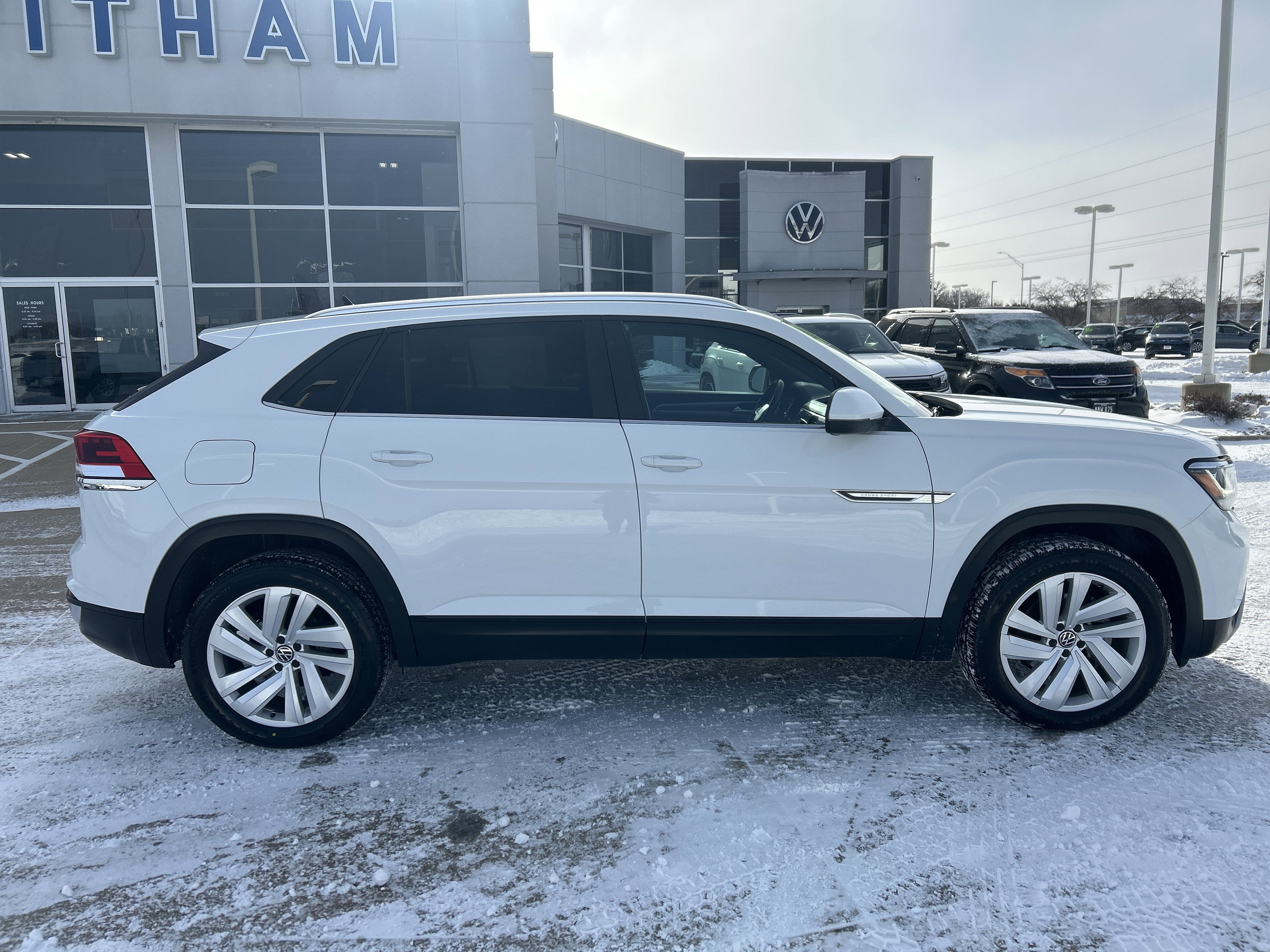 Used 2023 Volkswagen Atlas Cross Sport SE image 3