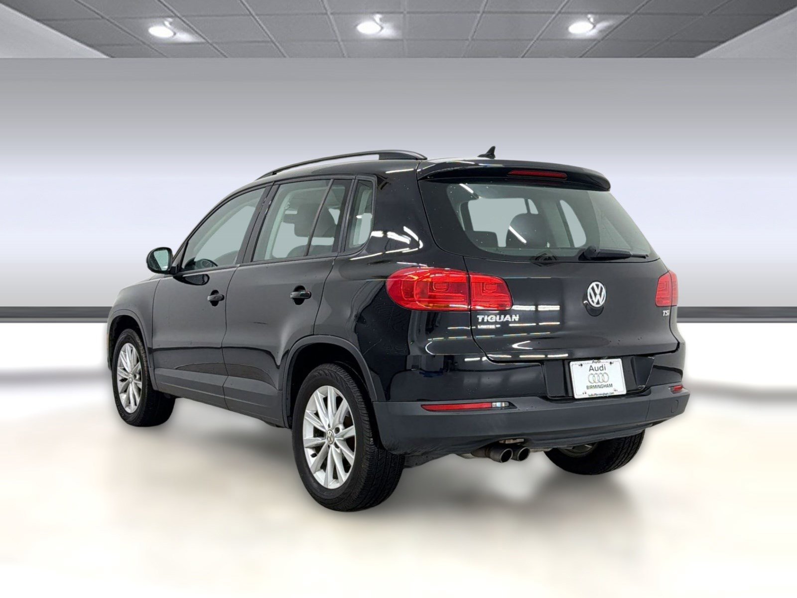 Used 2017 Volkswagen Tiguan S image 3