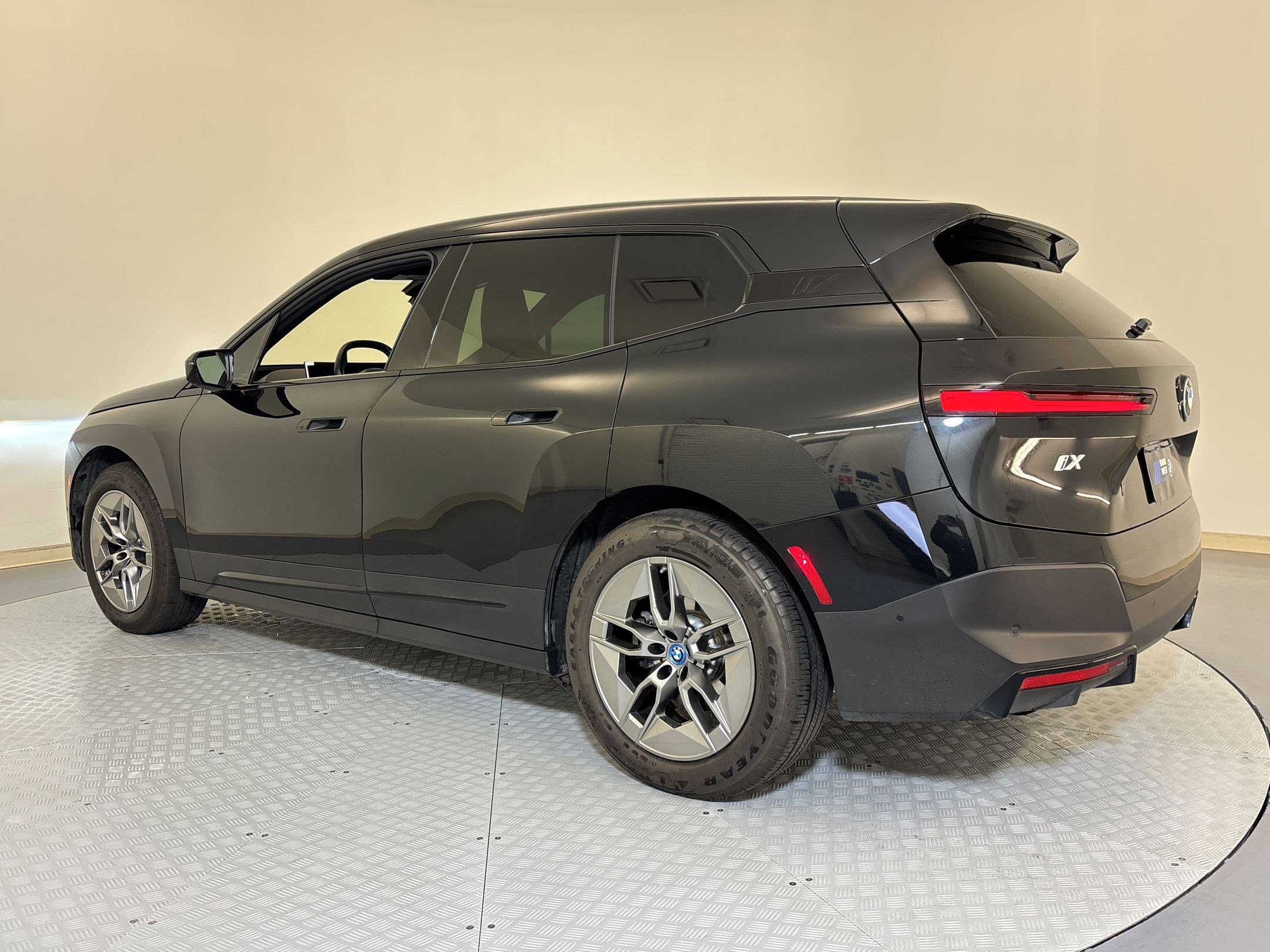 Certified 2023 BMW iX xDrive50 image 3