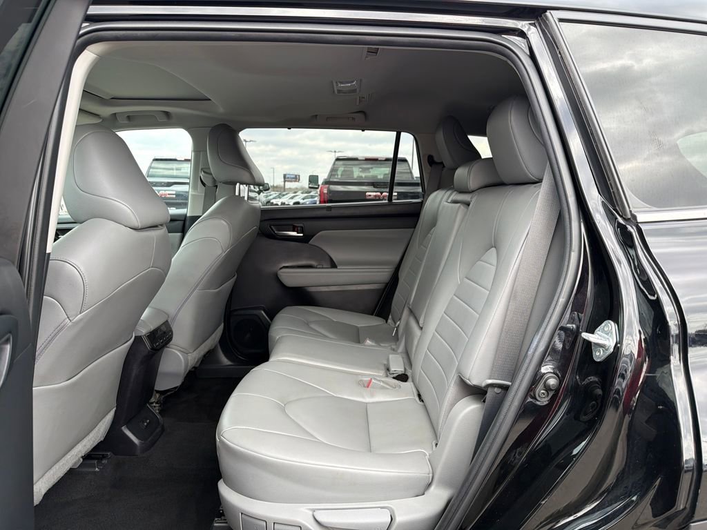 Used 2023 Toyota Highlander XLE FWD image 20