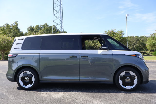 Used 2025 Volkswagen ID. Buzz Pro S RWD image 9