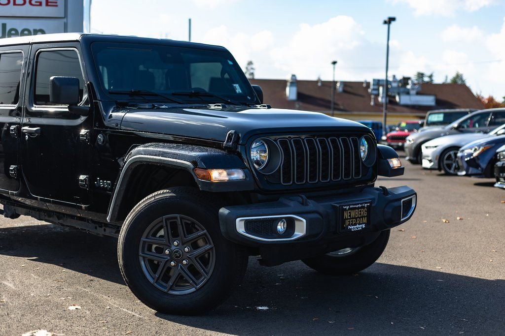 Used 2024 Jeep Gladiator Sport image 3