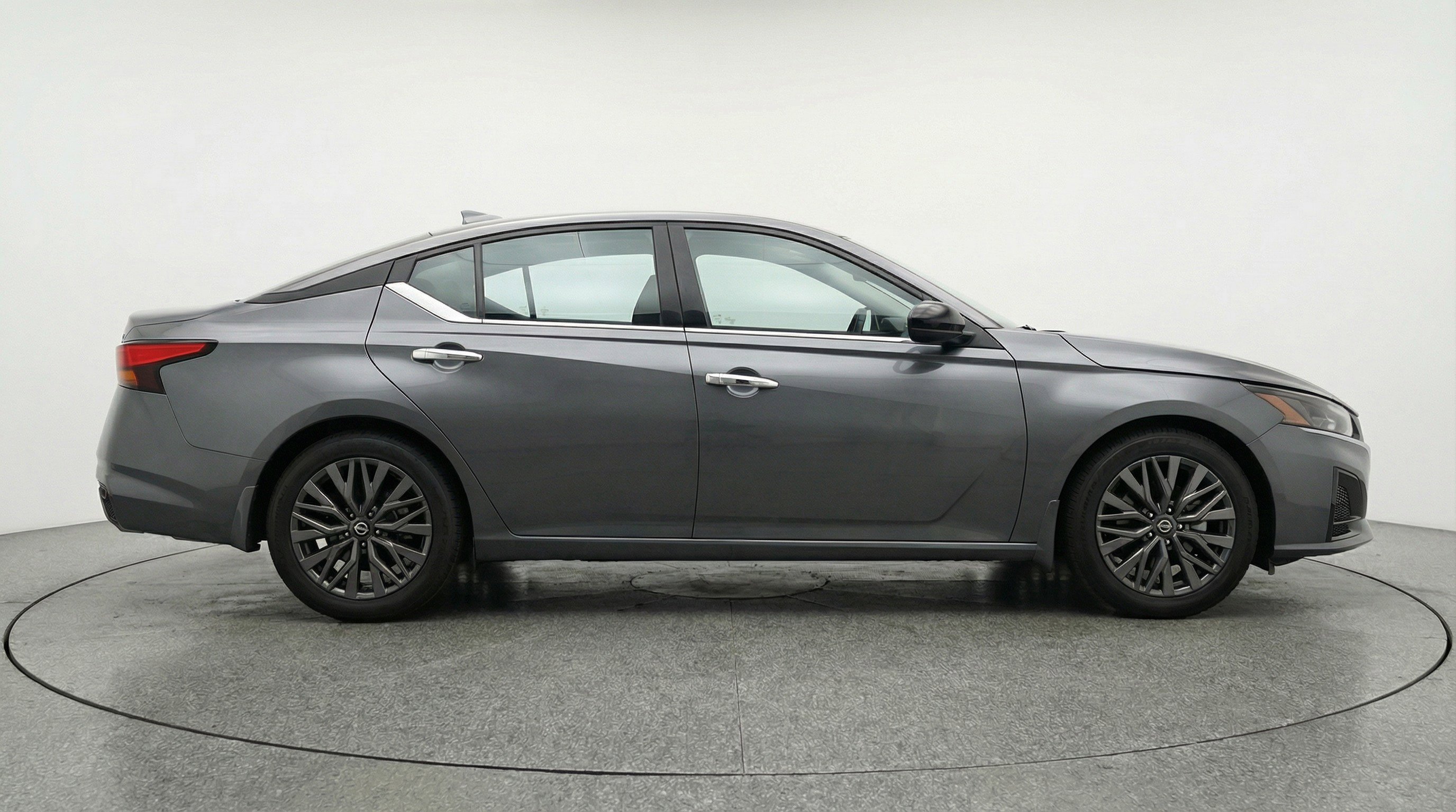 Used 2025 Nissan Altima 2.5 SV FWD image 11