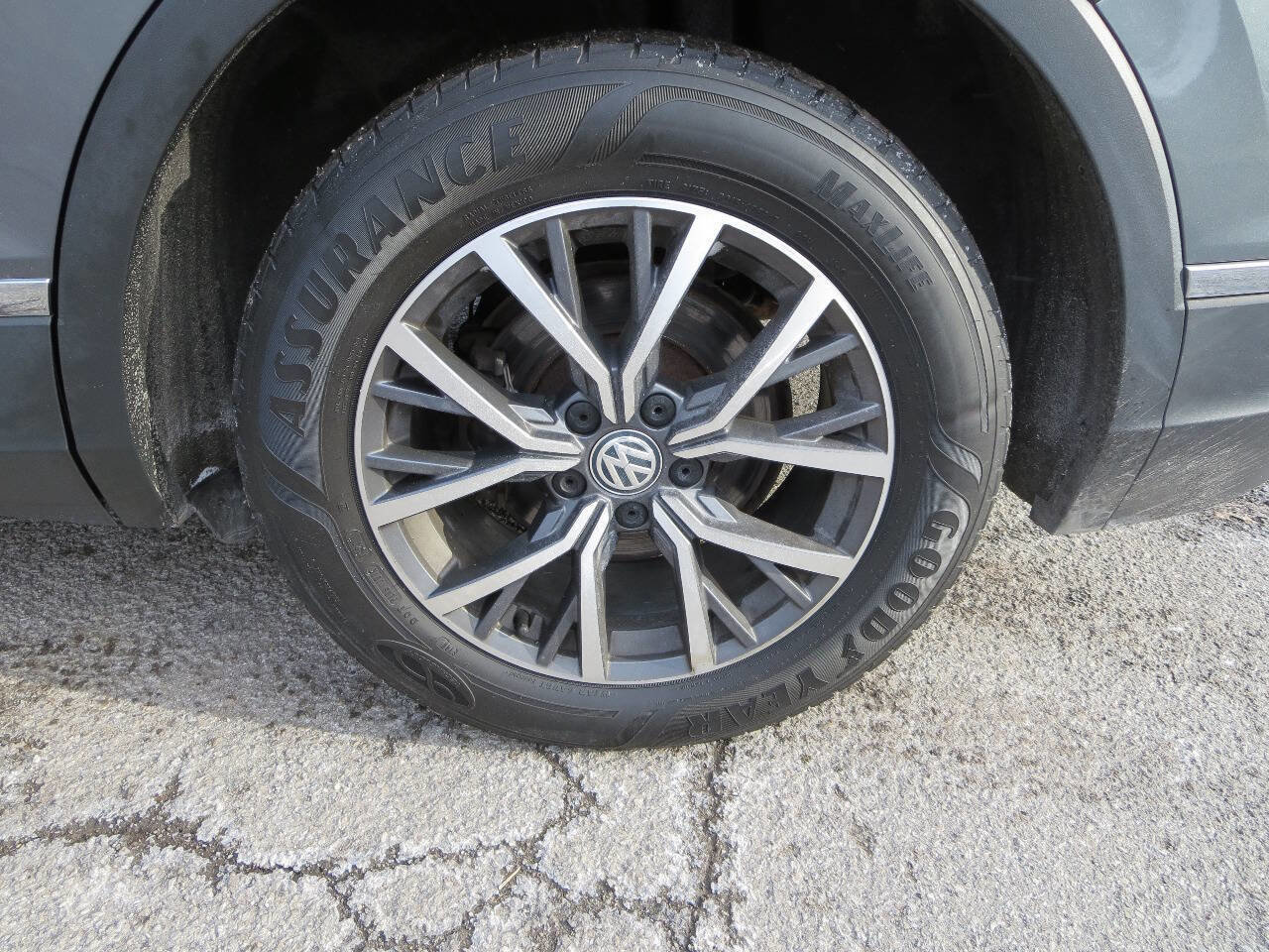 Used 2020 Volkswagen Tiguan SE w/ Panoramic Sunroof Package image 42