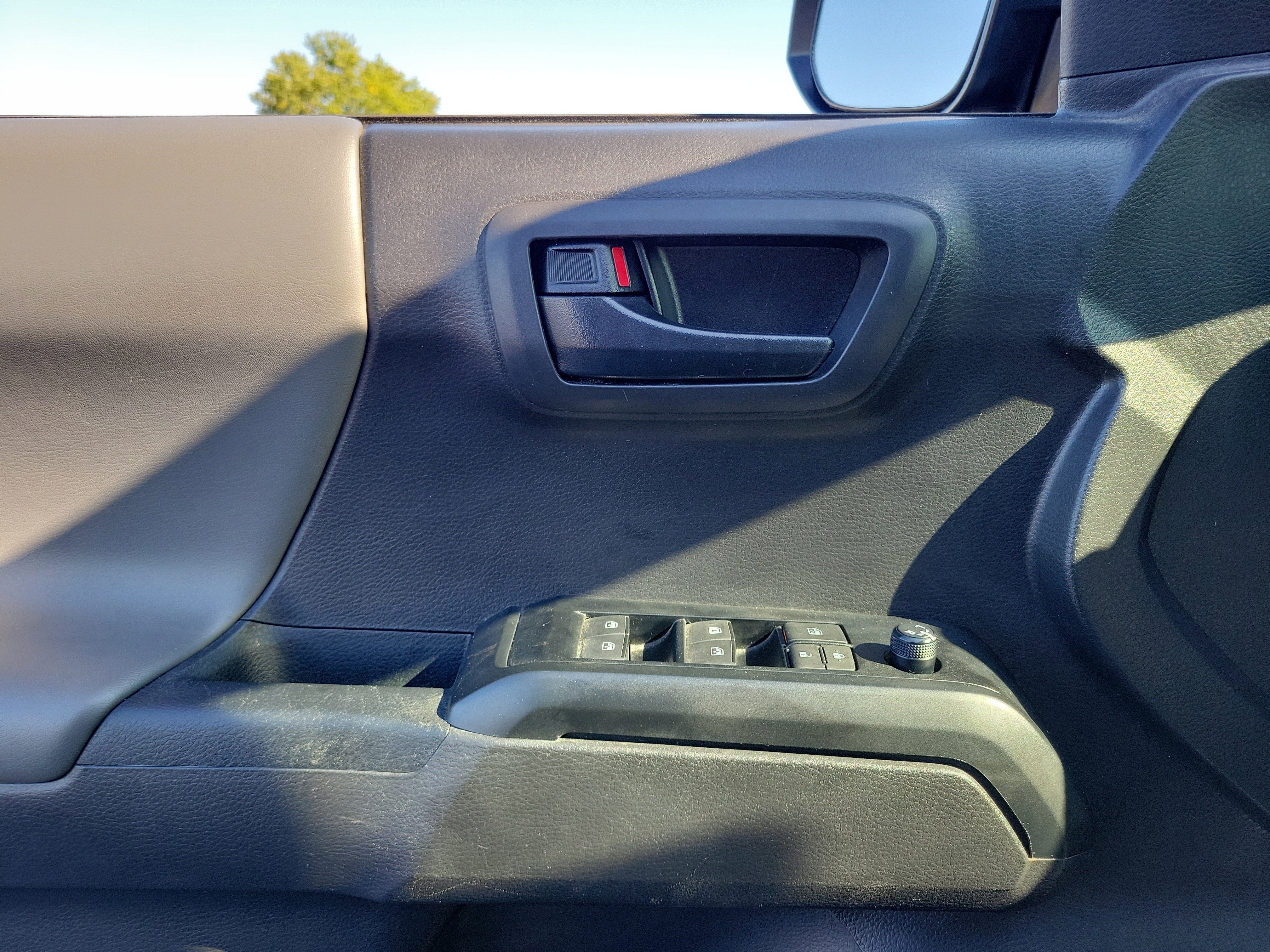 Used 2023 Toyota Tacoma SR AWD/4WD image 17