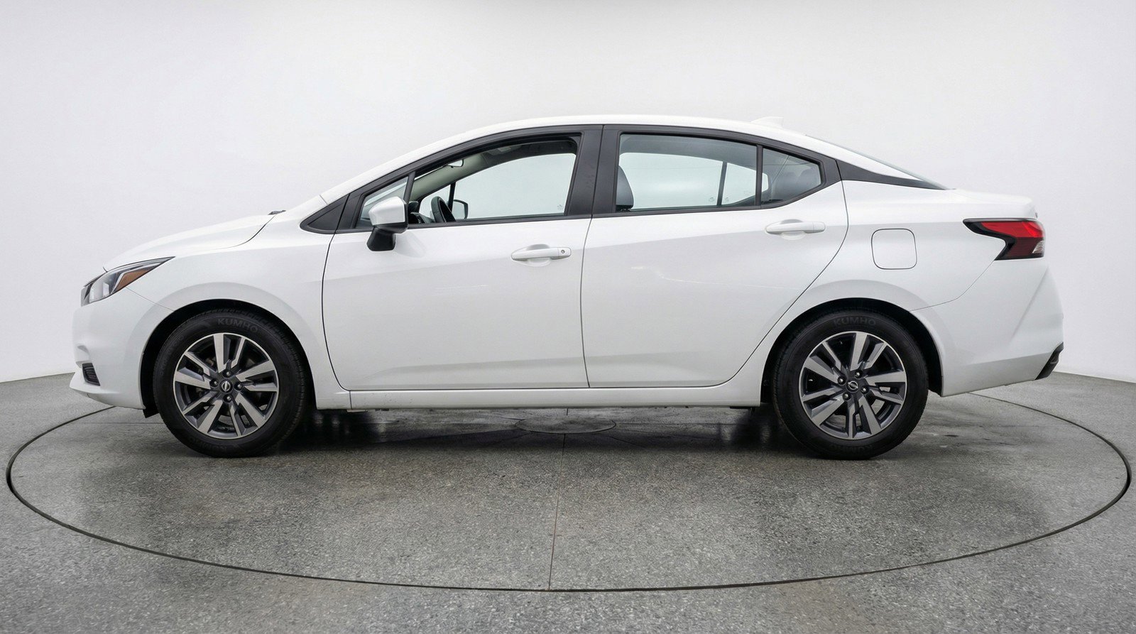 Used 2025 Nissan Versa SV image 5