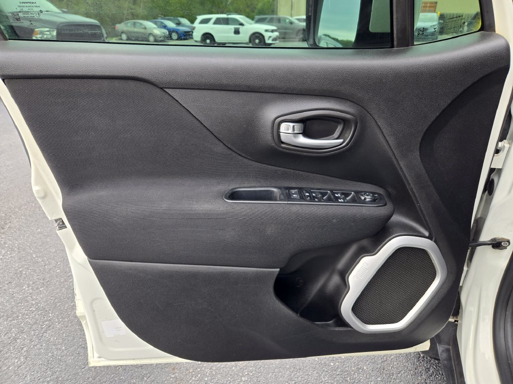 Used 2019 Jeep Renegade Latitude w/ Cold Weather Group AWD/4WD image 11