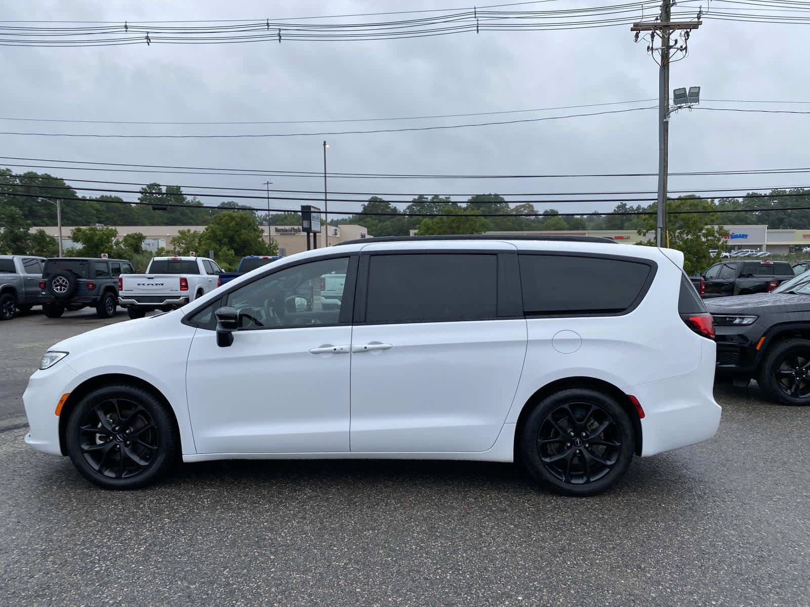 Used 2025 Chrysler Pacifica Limited FWD image 8