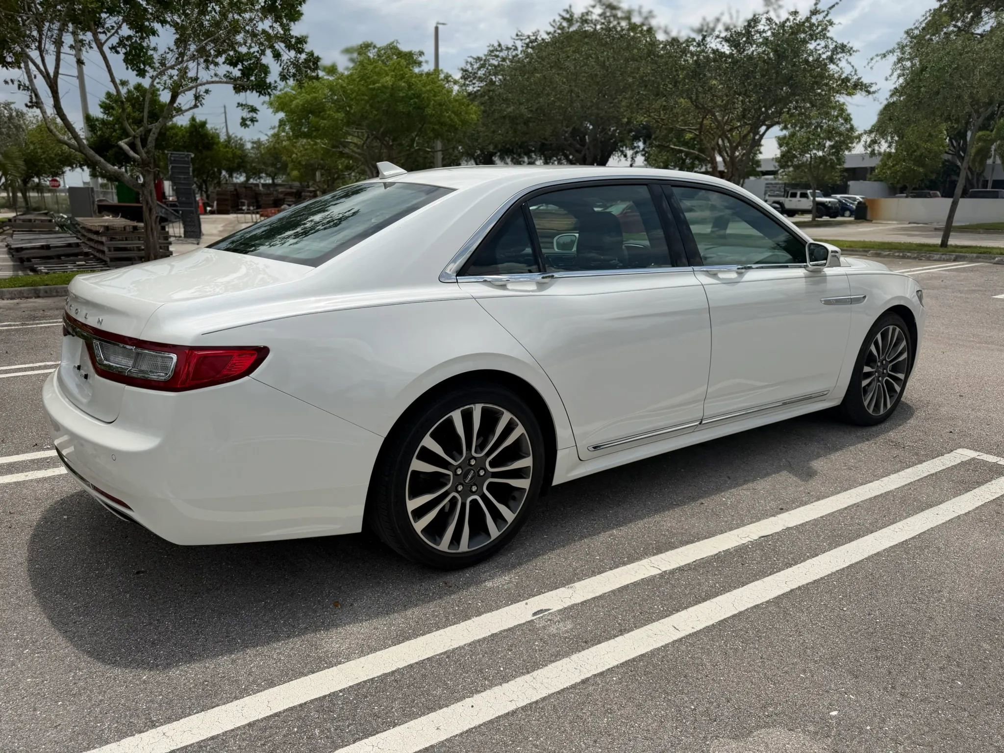 Used 2020 Lincoln Continental AWD w/ Premium Package image 11