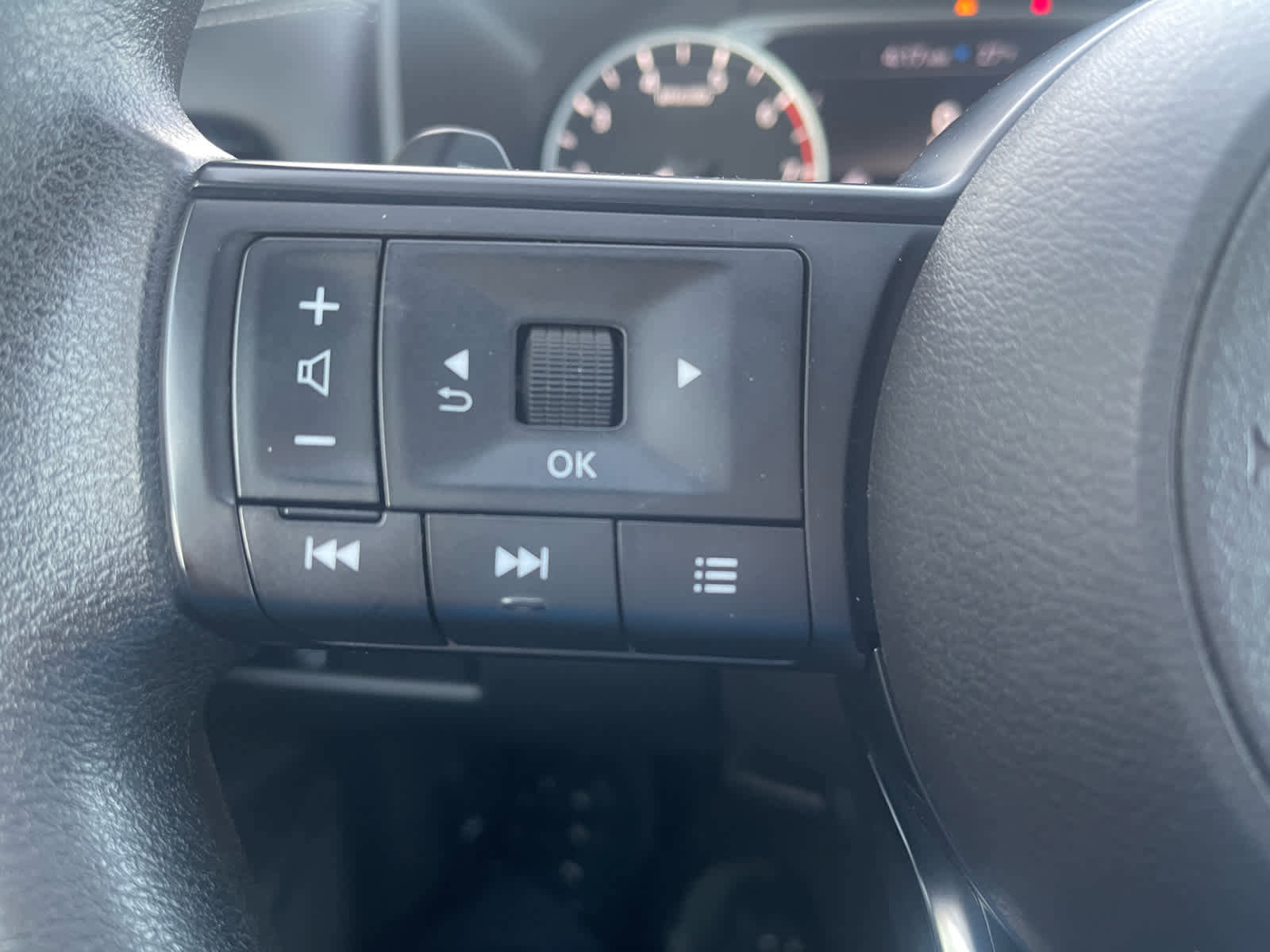 Used 2023 Nissan Rogue S image 23