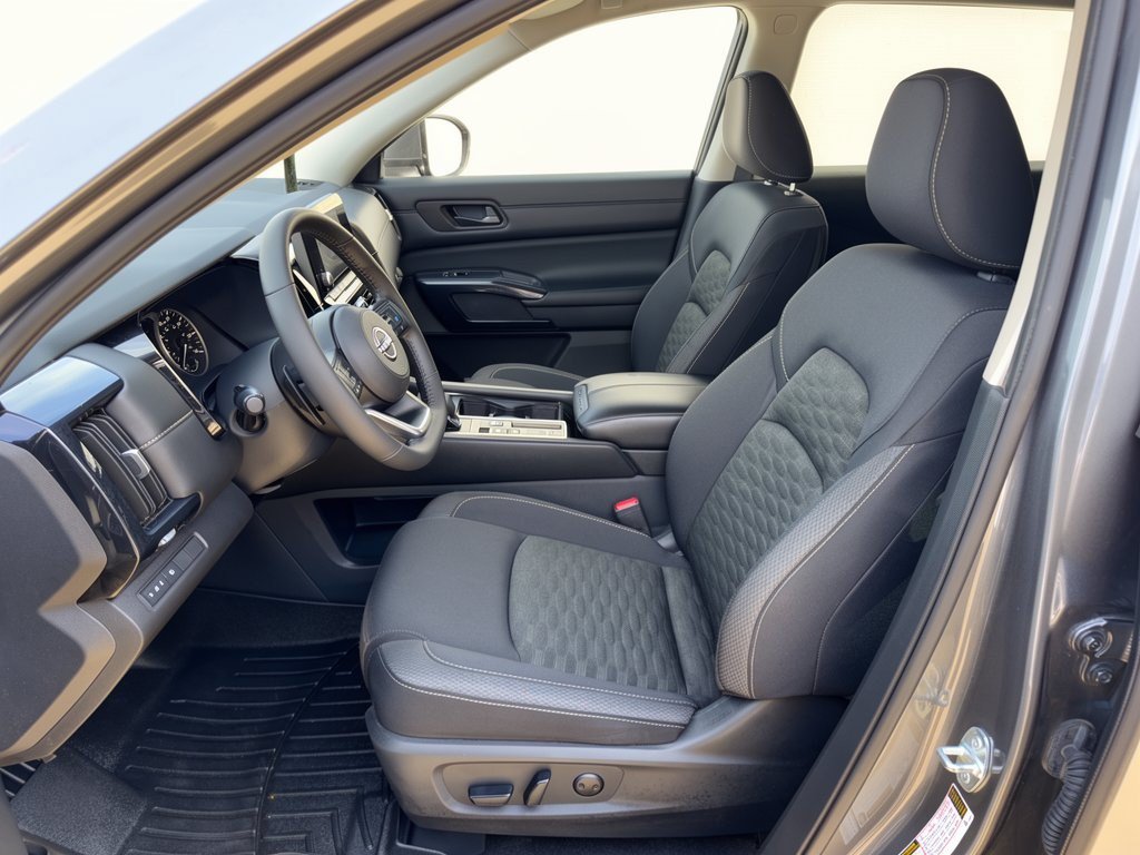 Used 2024 Nissan Pathfinder SV FWD image 5