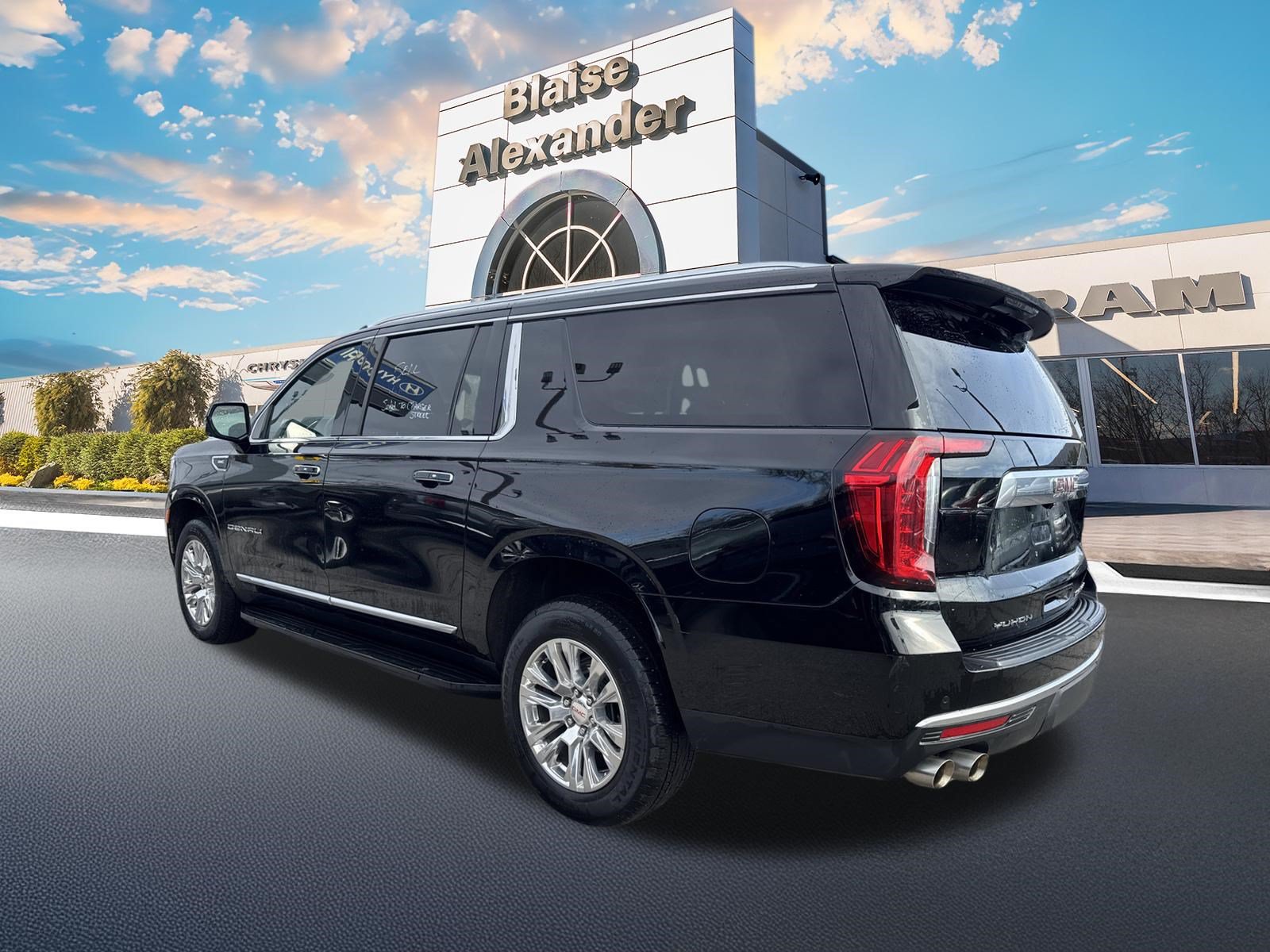 Used 2024 GMC Yukon XL Denali AWD/4WD image 6