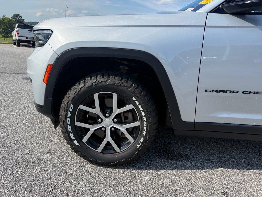 Used 2023 Jeep Grand Cherokee L Laredo AWD/4WD image 23
