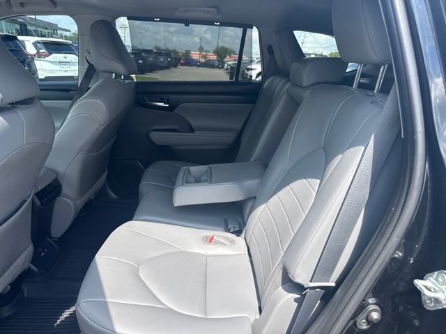 Used 2021 Toyota Highlander XLE AWD/4WD image 14