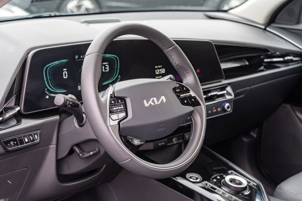 Used 2025 Kia Niro EX w/ EX Cold Weather Package image 23