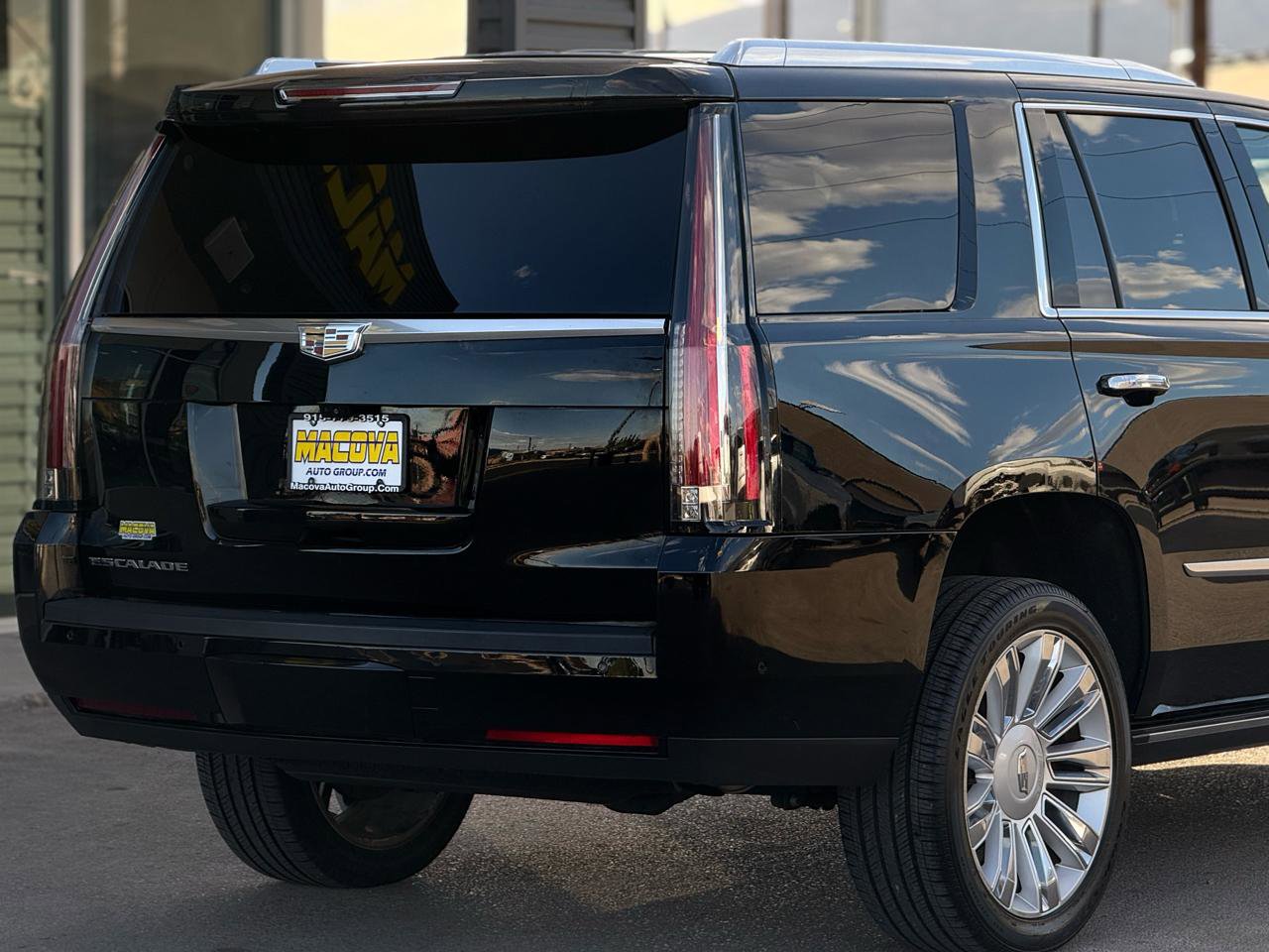 Used 2017 Cadillac Escalade Platinum RWD image 9