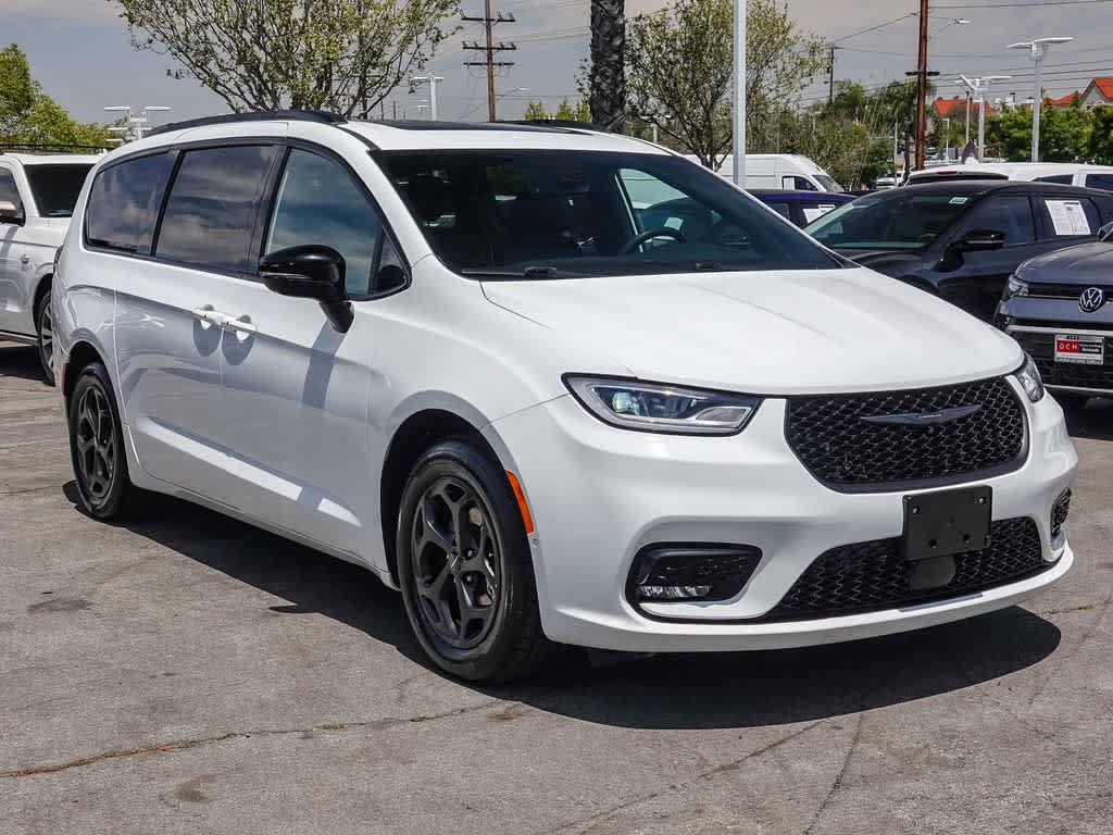 Used 2024 Chrysler Pacifica Premium FWD image 3