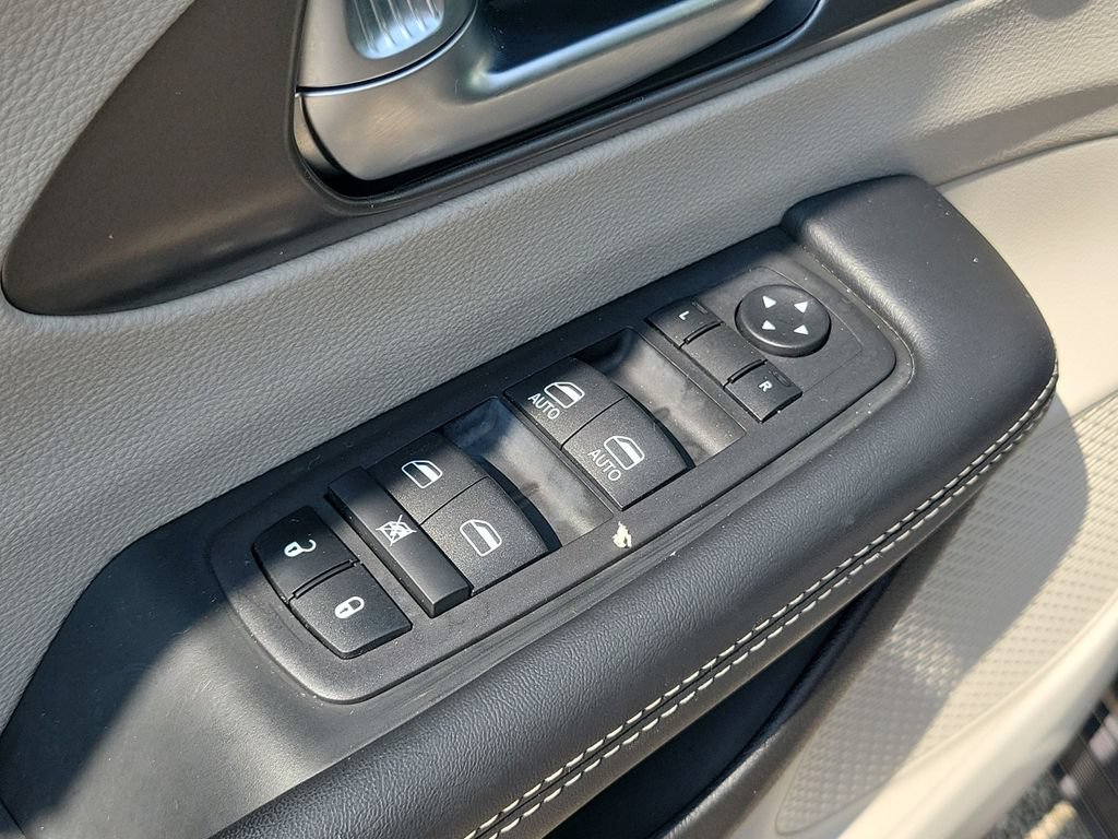 Used 2023 Chrysler Pacifica Touring-L FWD image 21