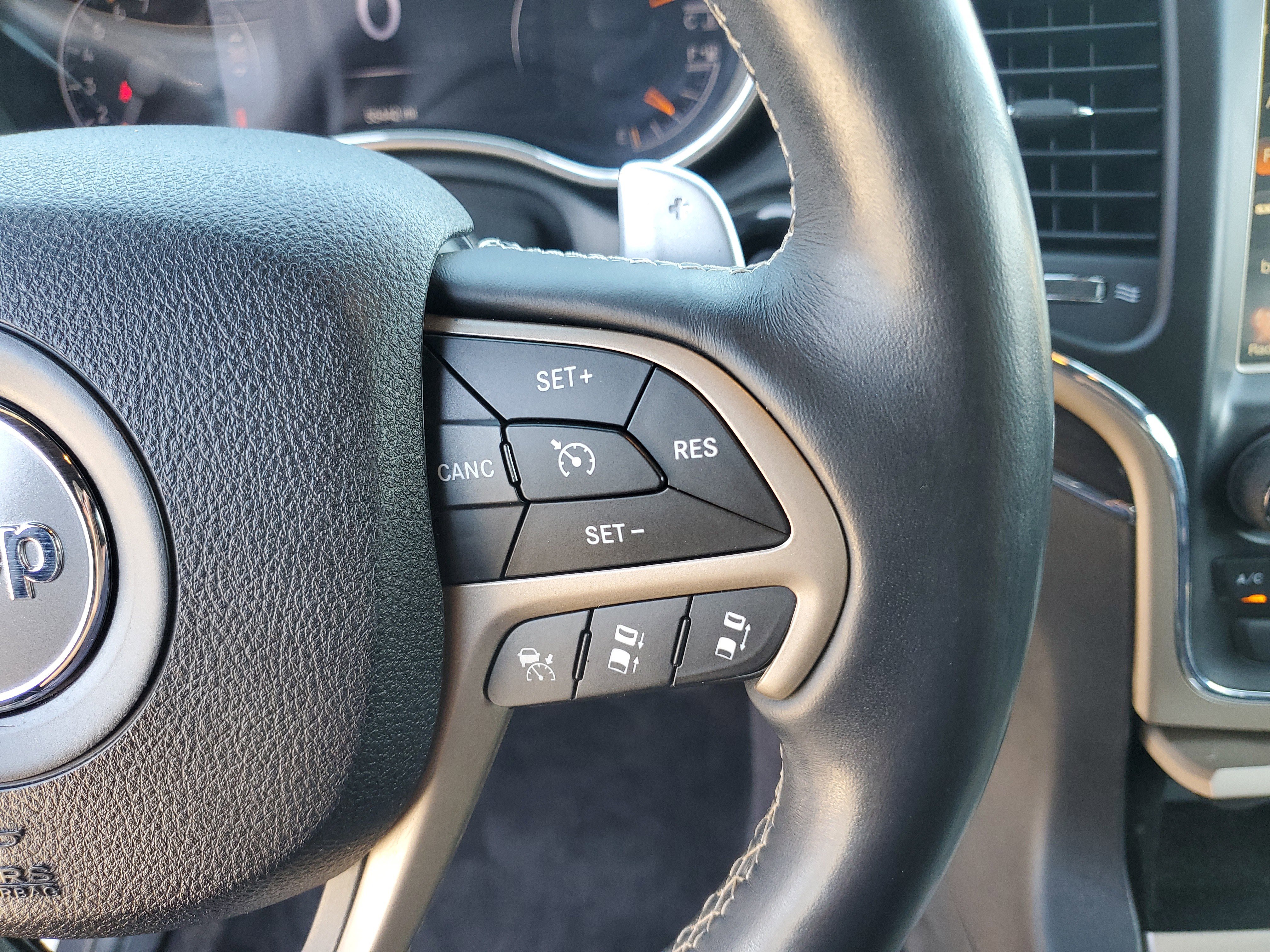 Used 2015 Jeep Grand Cherokee Overland w/ Advanced Technology Group image 19