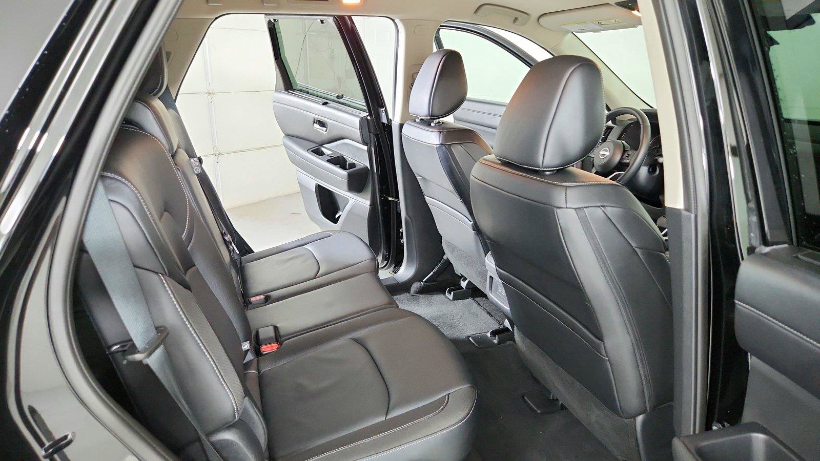 Used 2025 Nissan Pathfinder SL FWD image 26