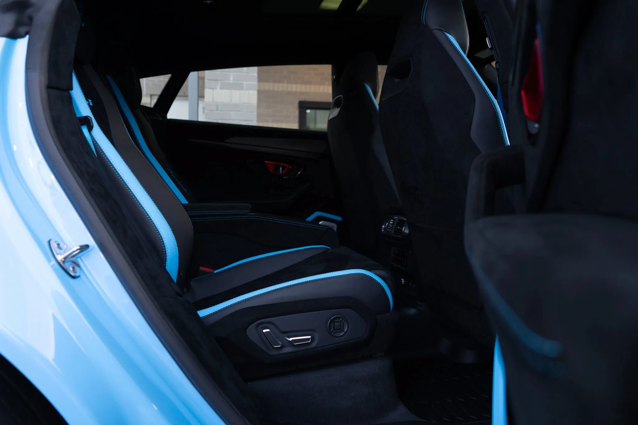 Used 2024 Lamborghini Urus Performante AWD/4WD image 31