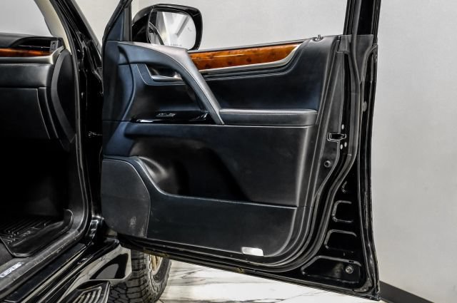 Used 2021 Lexus LX 570 4WD w/ Luxury Package image 43