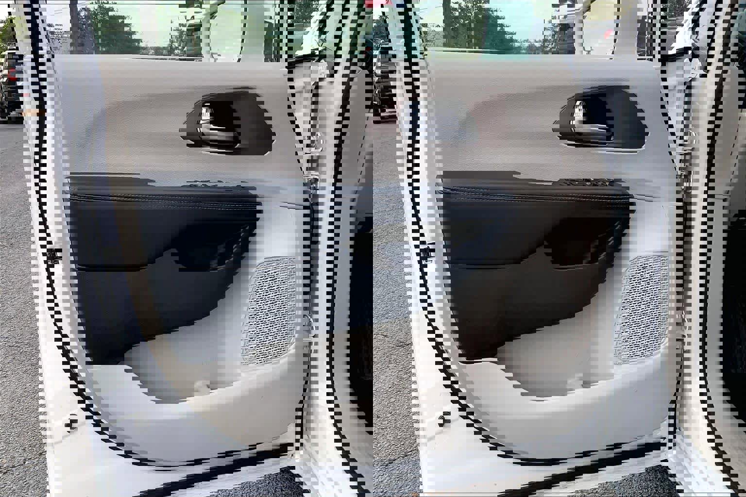 Used 2017 Chrysler Pacifica Touring-L w/ Tire & Wheel Group FWD image 22