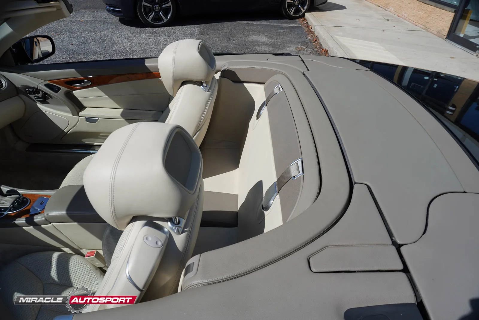 Used 2009 Mercedes-Benz SL 550 w/ Premium I Pkg image 10