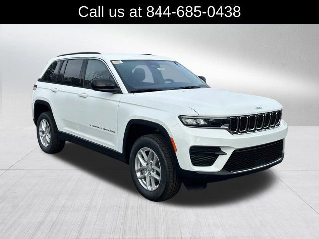 New 2025 Jeep Grand Cherokee Laredo image 3