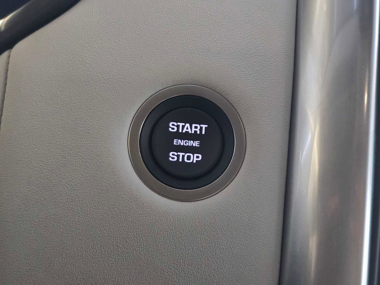 Used 2025 Land Rover Discovery Metropolitan Edition image 27