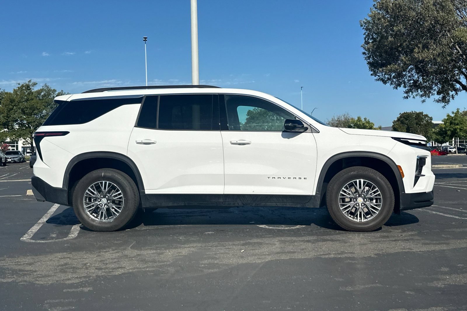 Used 2026 Chevrolet Traverse LT w/ Driver Confidence Package FWD image 3
