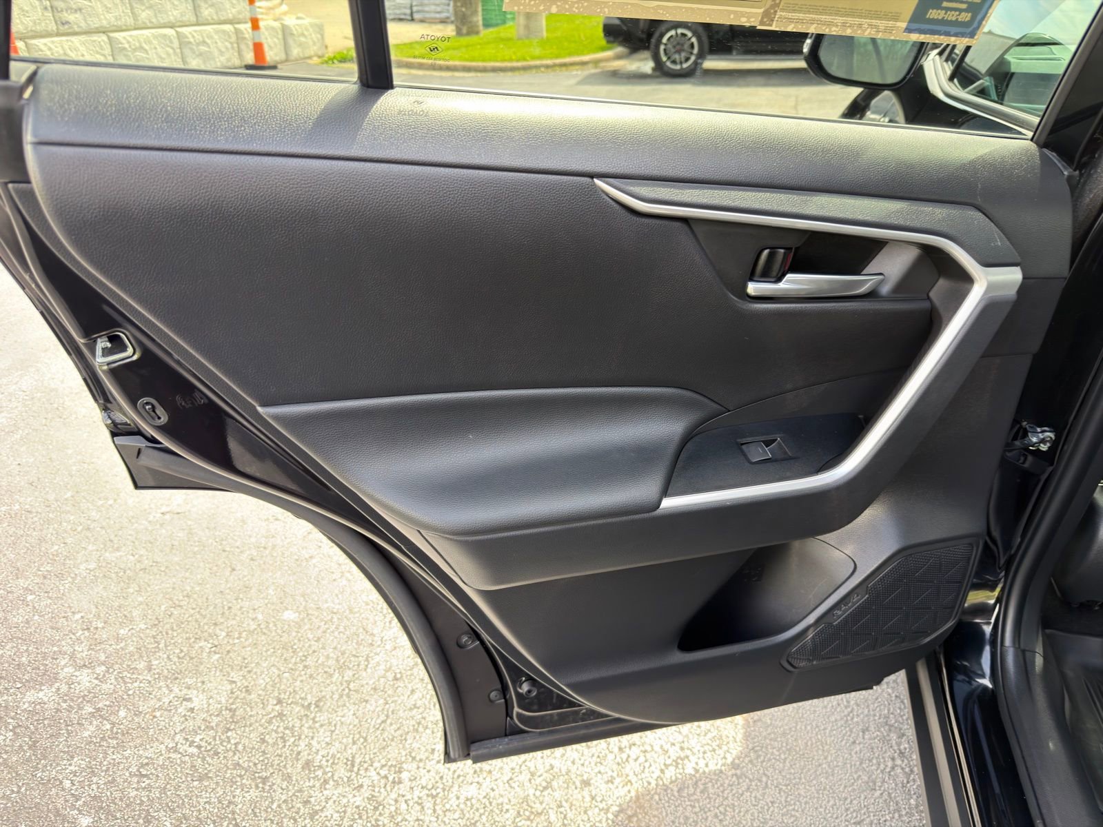 Used 2022 Toyota RAV4 XLE w/ Convenience Package image 28