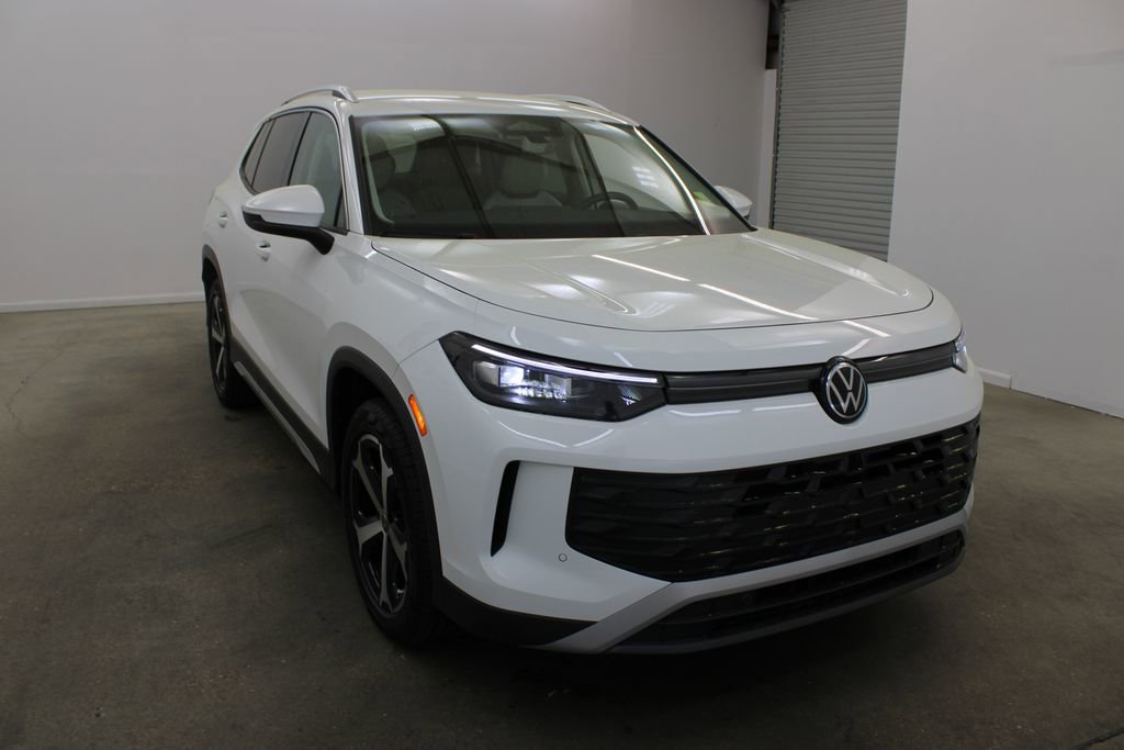 Certified 2025 Volkswagen Tiguan SE image 6