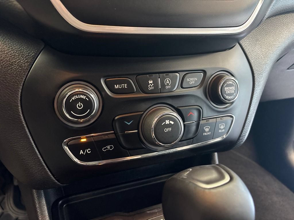 Used 2021 Jeep Cherokee Latitude Plus FWD image 20