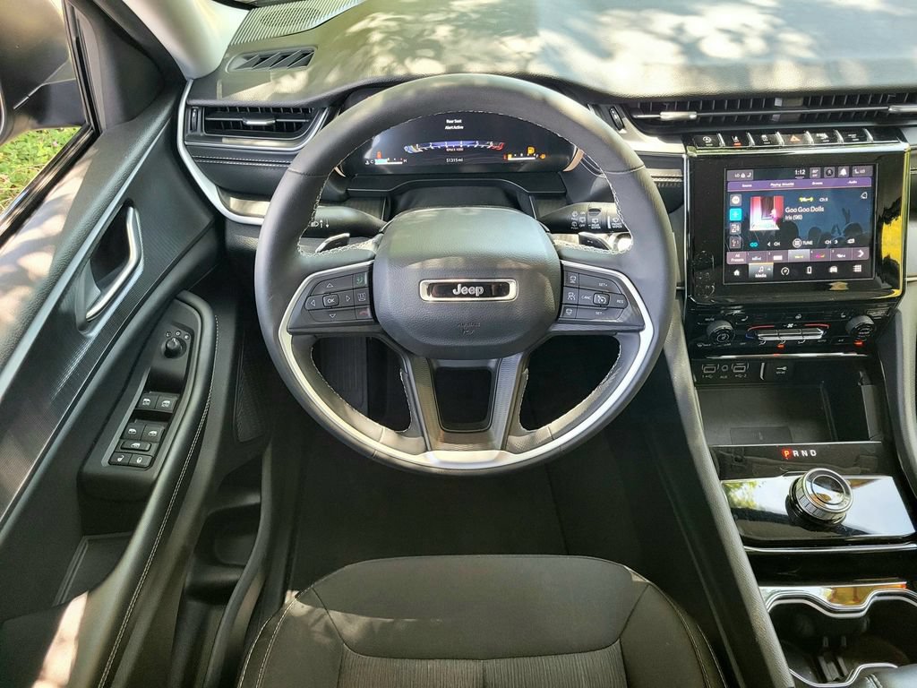 Used 2023 Jeep Grand Cherokee Laredo w/ Luxury Tech Group I AWD/4WD image 11
