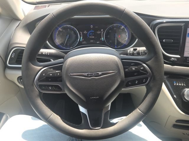 Used 2023 Chrysler Pacifica Touring-L FWD image 40