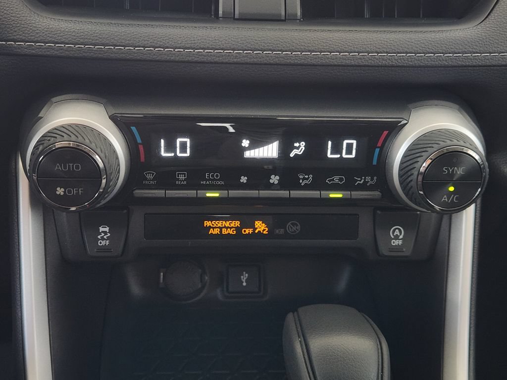 Used 2021 Toyota RAV4 XLE w/ Convenience Package FWD image 16