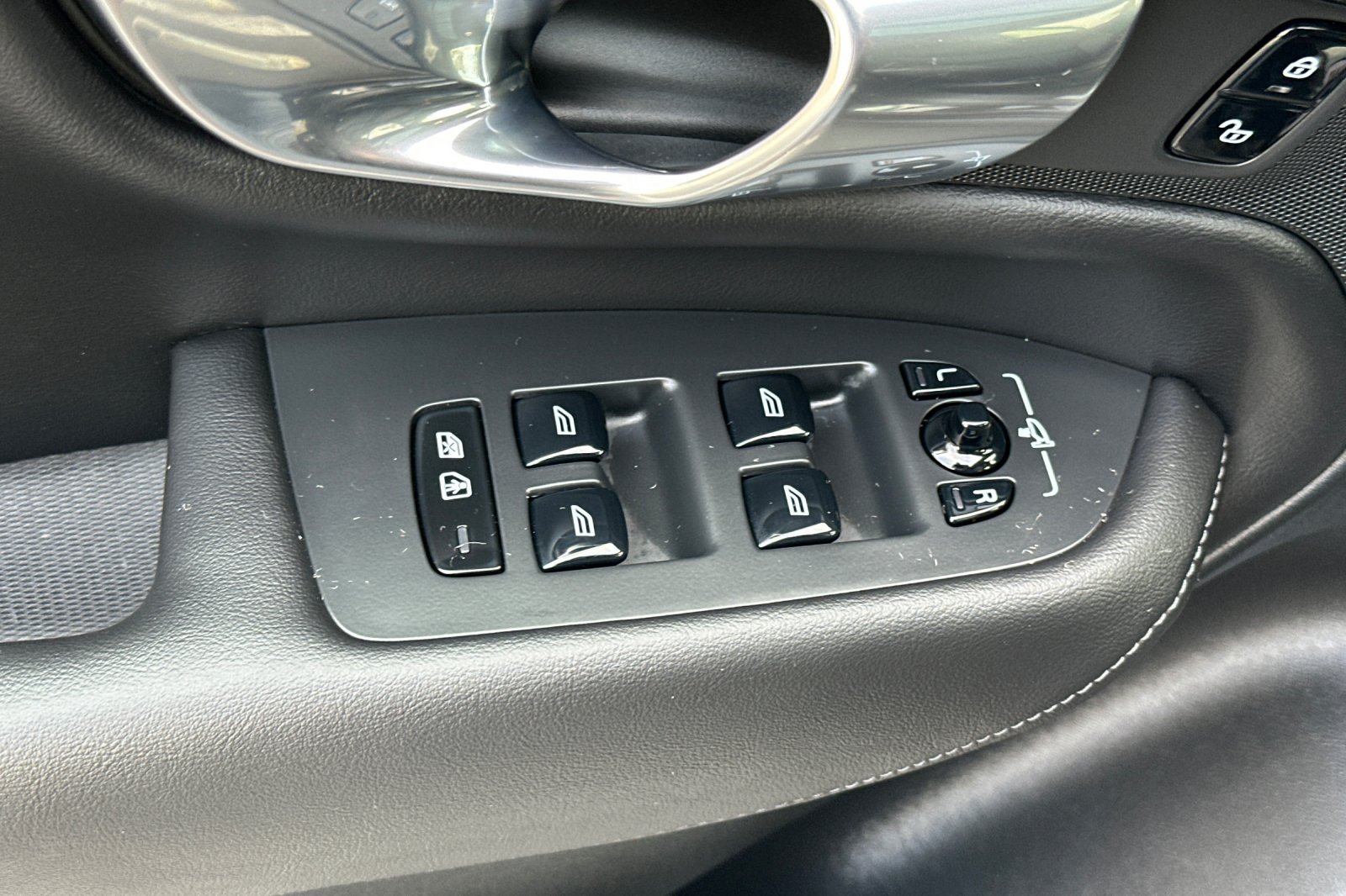 Certified 2025 Volvo XC90 B6 Plus AWD/4WD image 13