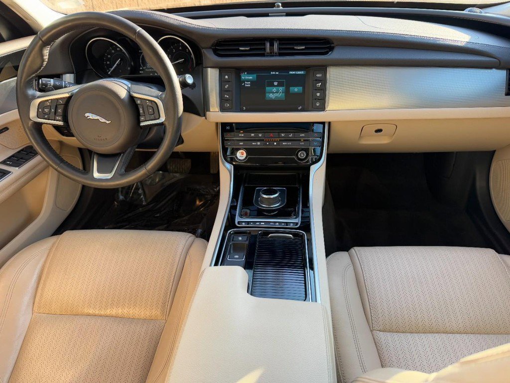 Used 2018 Jaguar XF Prestige image 11