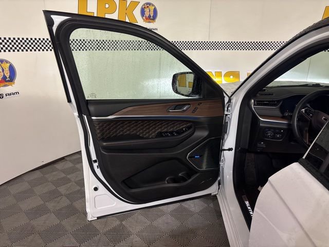 Used 2022 Jeep Grand Cherokee Summit w/ Luxury Tech Group V image 18