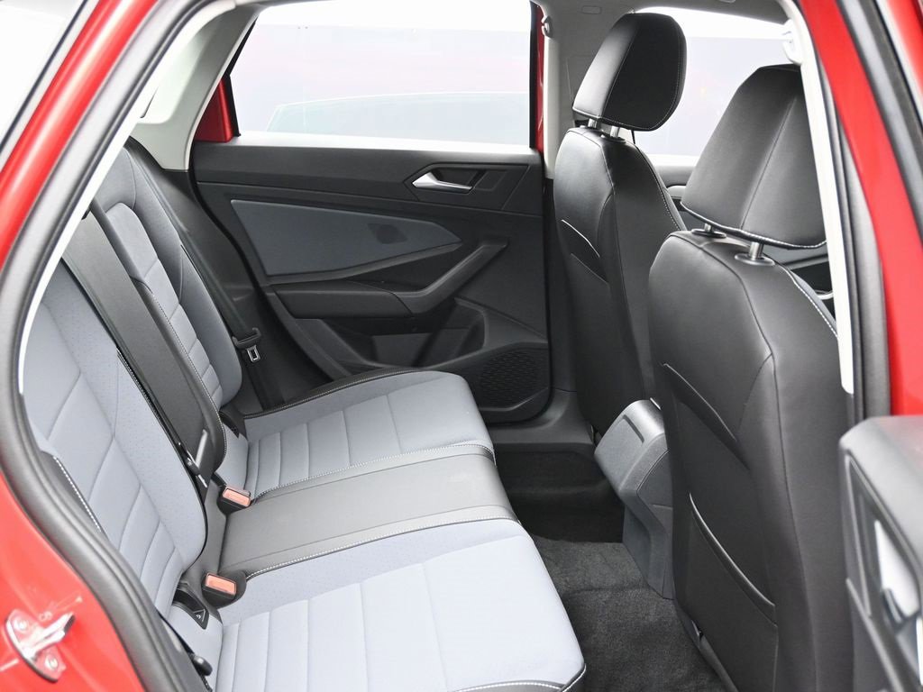 Used 2025 Volkswagen Jetta SE w/ Black Wheel Package image 32